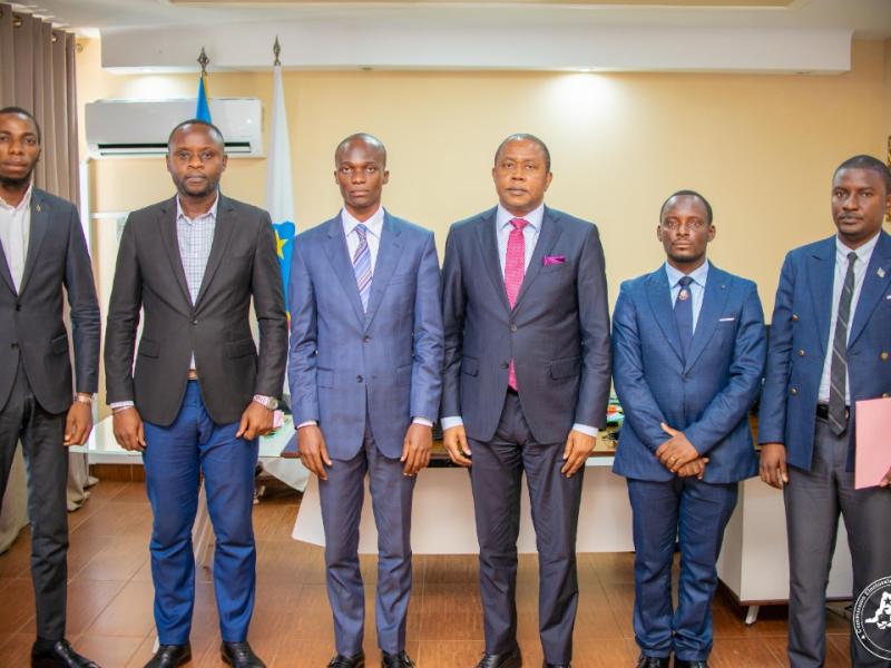 Le président de la CENI Denis Kadima ( cravate rouge) entouré de gauche à droite par les membres du conseil national de la jeunesse