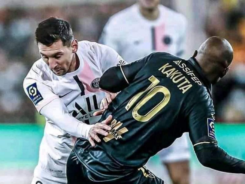 Lionel Messi en duel avec Gaël Kakuta, lors du match aller disputé à Lens. [Photo d'illustration]