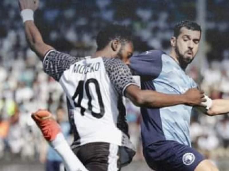 Le défenseur de Mazembe, Kevin Mondeko en duel avec un joueur de Pyramids FC à Kamalondo.
