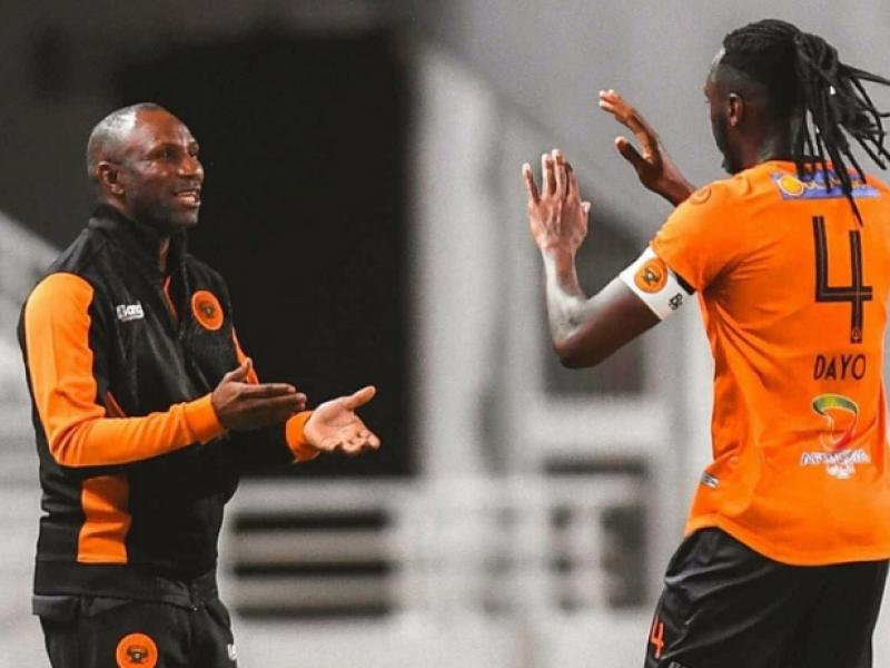 Florent Ibenge et le défenseur de Renaissance Berkane, Dayo Youssouf.