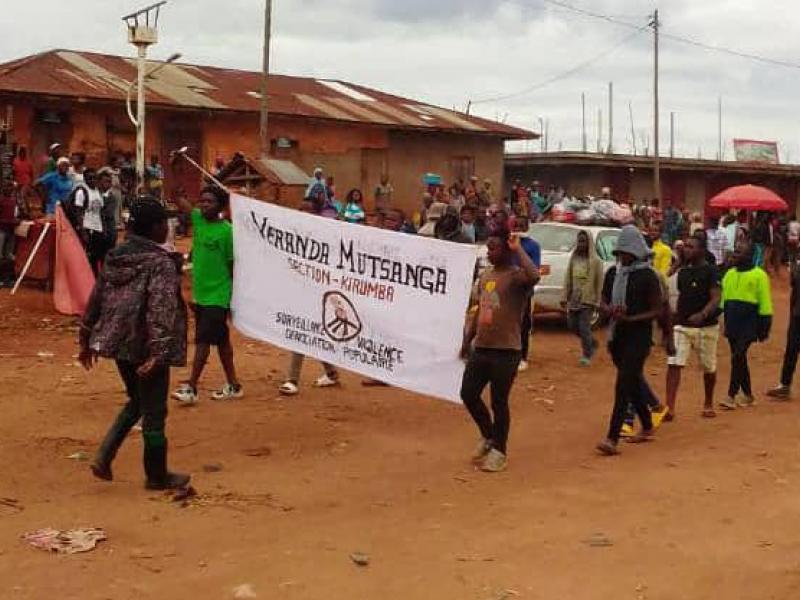 Des manifestants se dirigeant vers la position des Fardc de Kasando pour dire non à l'état de siège
