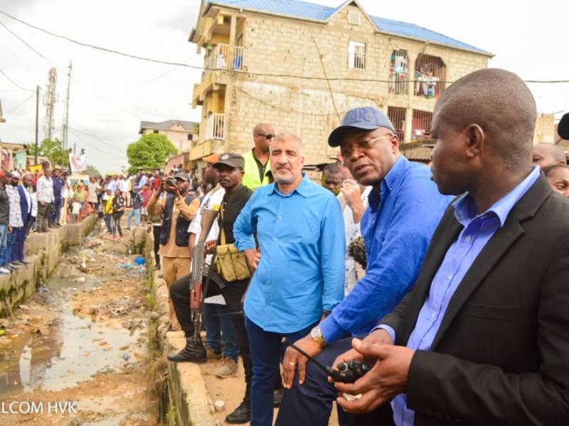 Le Gouverneur Gentiny Ngobila inspecte quelques travaux de voirie urbaine à Kinshasa