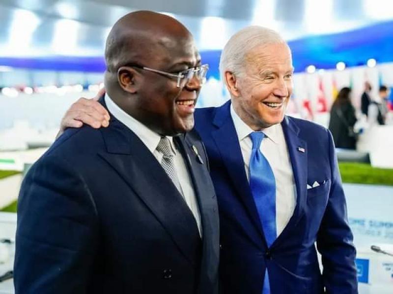 Le chef de l'État Félix Tshisekedi (à gauche) côte-à-côte avec Joe Biden, le chef d'État américain