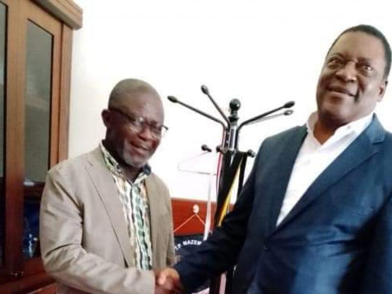 Le nouveau sélectionneur des Léopards A', Otis Ngoma et le Président intérimaire de la FECOFA, Donatien Tshimanga.