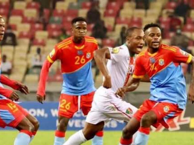 Les léopards A' en duel avec un joueur du Congo Brazzaville, lors du CHAN Cameroun 2021.