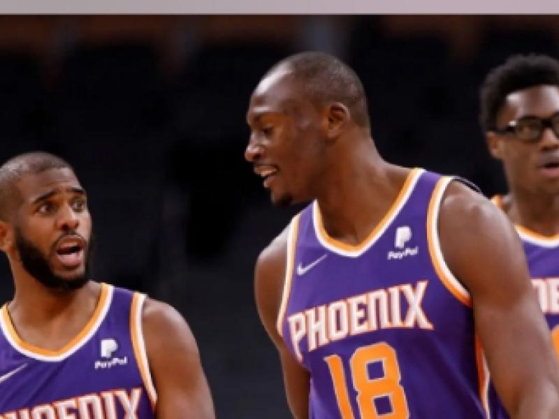 Chris Paul et Bismack Biyombo, lors d'une rencontre de Phoenix Suns.