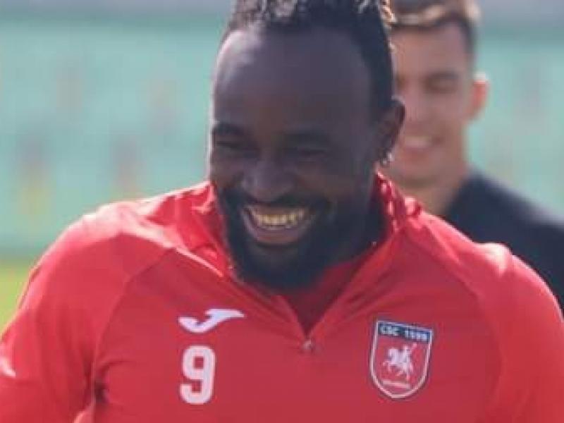 Firmin Mubele à l'échauffement d'avant-match de Cumunal Selimbar.