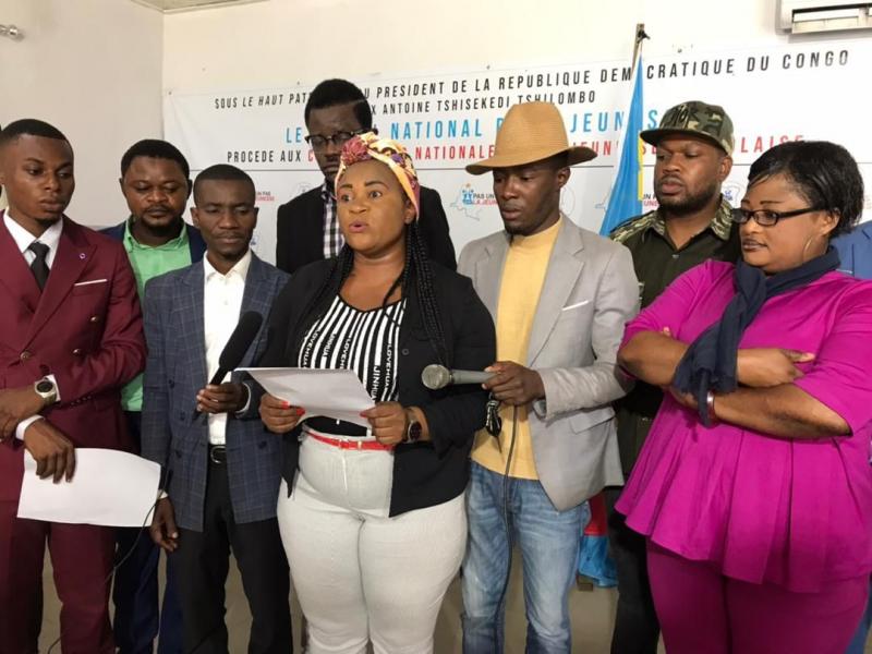 Marie Ema Mboyo, présidente a i du CNJ entourée des quelques jeunes