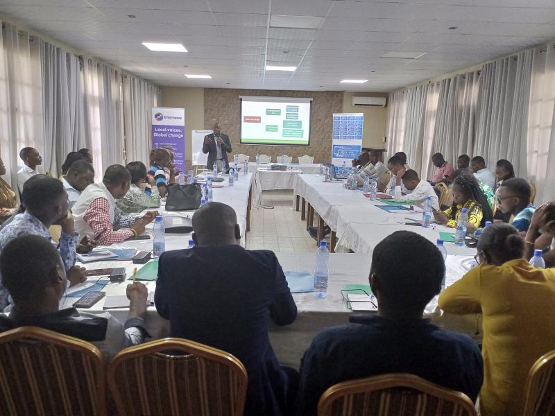 Les journalistes de médias en ligne lors d'un atelier sur le Fact-checking organisé par MILRDC grâce à l'appui d'Internews, du 28 au 29 avril