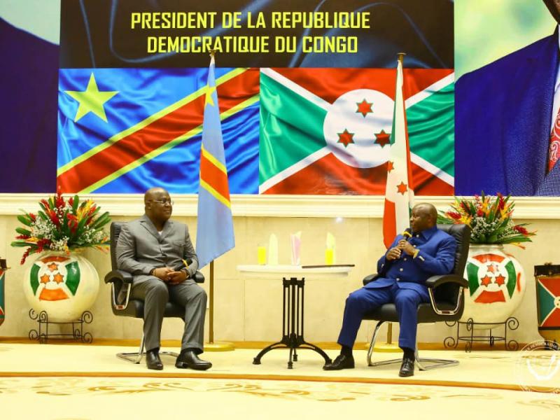 Le président congolais Félix Tshisekedi ( à gauche) et son homologue burundais Évariste Ndayishimiye ( à droite) lors d'un point de presse à Bujumbura, samedi 21 mai
