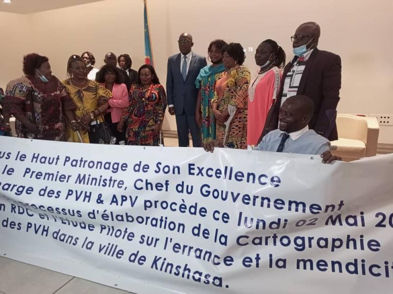 Le VPM Christophe Lutundula entouré de la ministre déleguée des personnes vivant avec handicap et autres personnes vulnérables et quelques PVH
