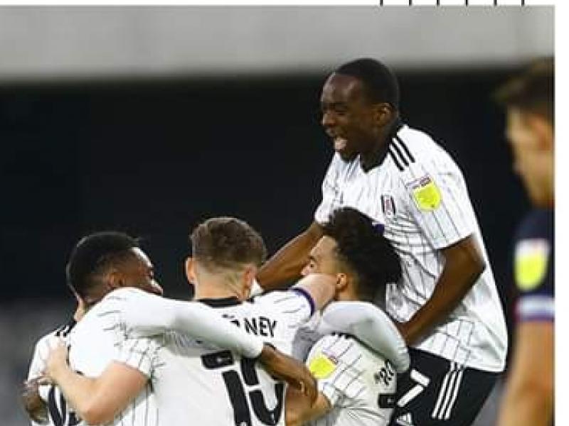 Kebano et ses coéquipiers de Fulham en pleine célébration.