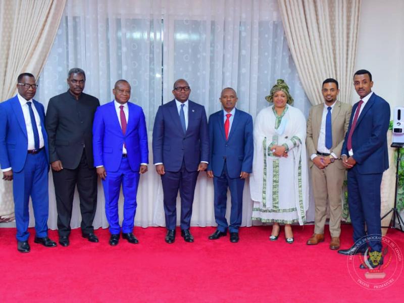 Une photo de famille entre le premier ministre Sama Lukonde ( 4e personne à partir de gauche) avec une délégation de la compagnie Éthiopian Air lines à la Primature