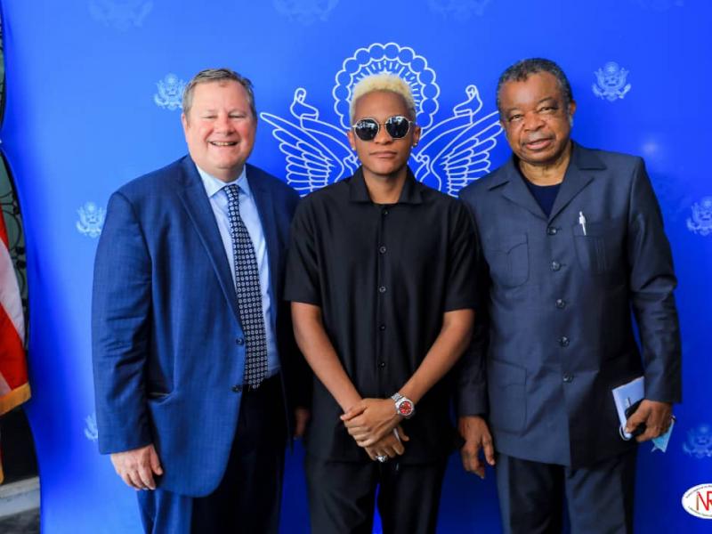 Innos'B entouré de l'Ambassadeur Mike Hammer ( à gauche) et du Professeur Muyembe ( à droite)