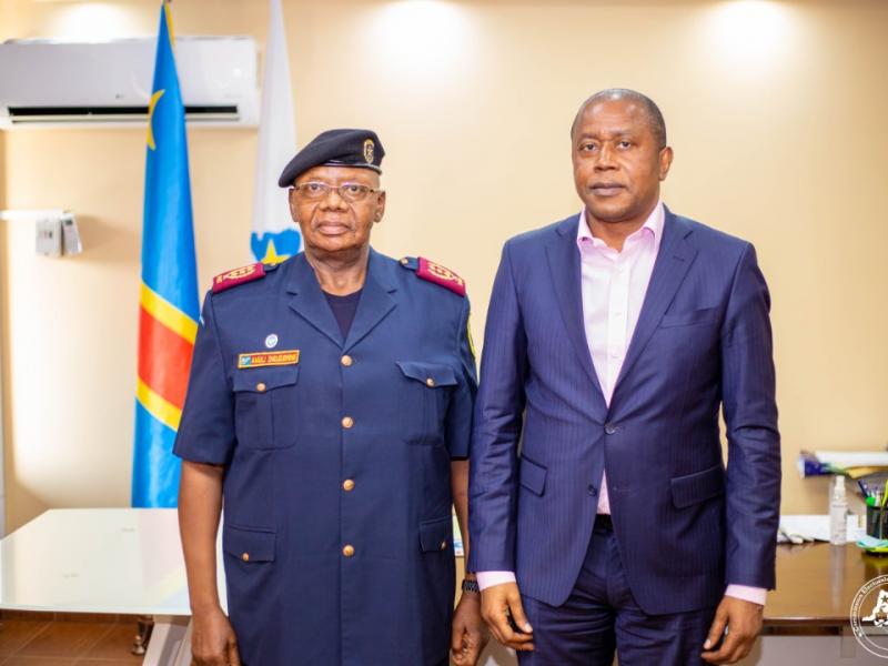 Le Commissaire Général de la police, le Général Dieudonné Amuli ( à gauche) et le président de la CENI Denis Kadima ( à droite)