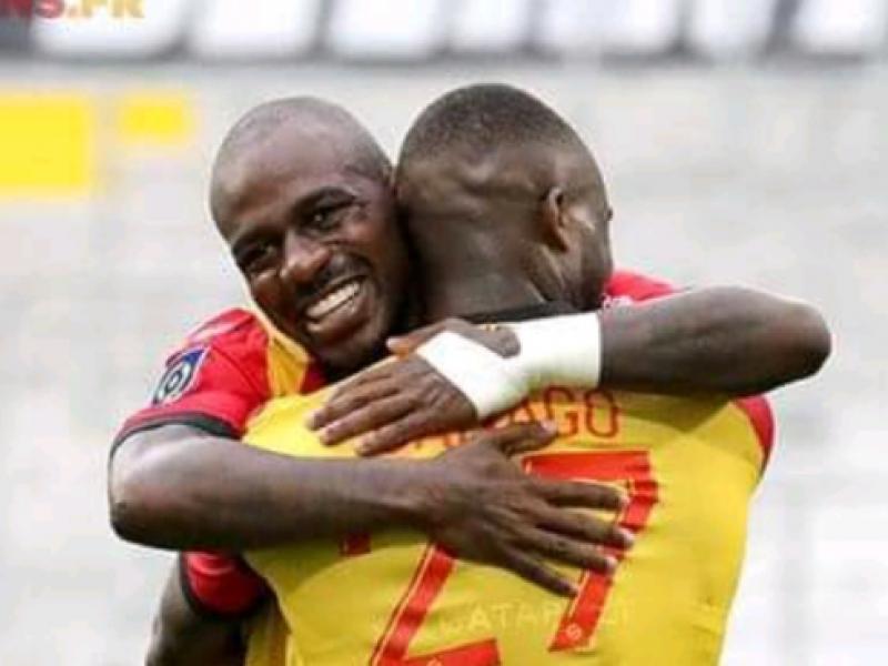 Gaël Kakuta en pleine célébration avec l'un de ses coéquipiers du RC Lens.