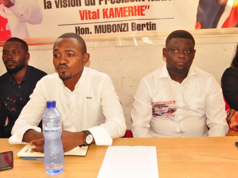 Les deux responsables de la brigade numérique MPN, Robert Mbungu (à gauche) et Joël Musenena (à droite)