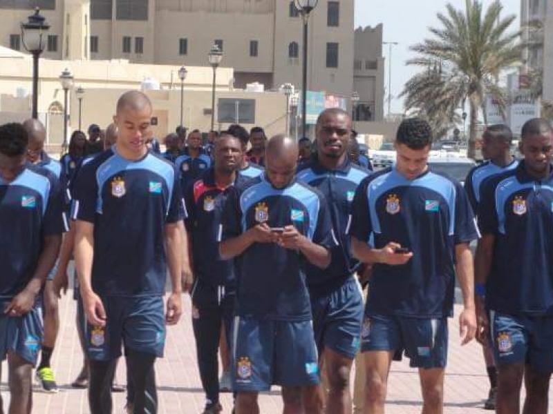 Jody Lukoki (au milieu) entouré de quelques Léopards, lors du stage de l'équipe nationale de la RDC à Dubaï en 2015.