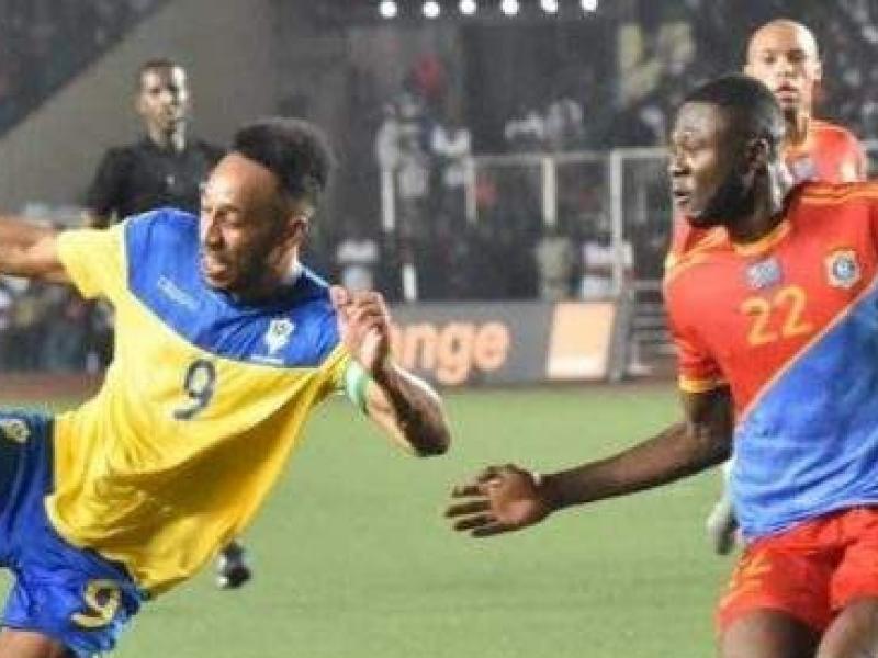 Pierre-Émeric Aubameyang en duel avec Chancel Mbemba, lors de la rencontre RDC-Gabon à Kinshasa.