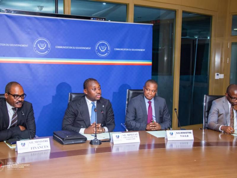Sur la même table, de gauche à droite, le ministre des finances Nicholas Kazadi, le MinÉtat de l'aménagement du territoire Guy Loando Mboyo, le ministre des transports Chérubin Okende