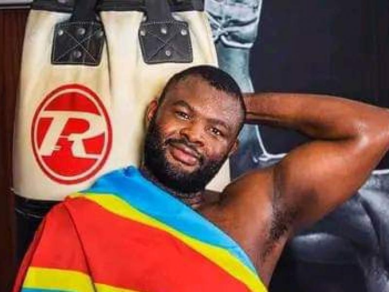 Le Boxeur congolais, Martin Bakole lors d'une séance d'entraînement à Paris.