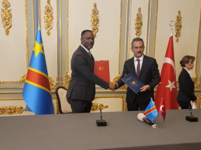 Le ministre congolais de l'enseignement primaire, technique et professionnel, professeur Tony Mwaba et son homologue Turque
