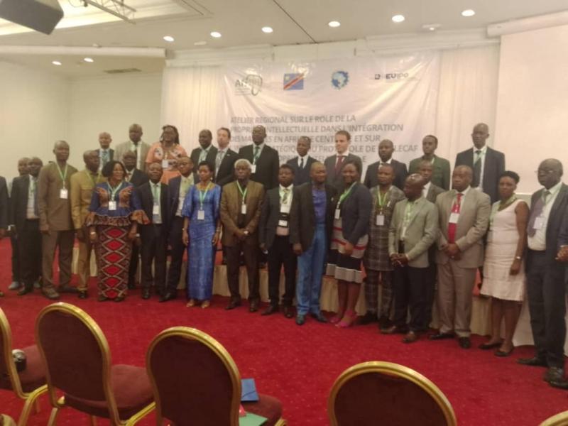 Photo de famille prise lors du lancement d'un atelier régional sur le rôle de la propriété intellectuelle dans l'intégration des marchés en Afrique centrale