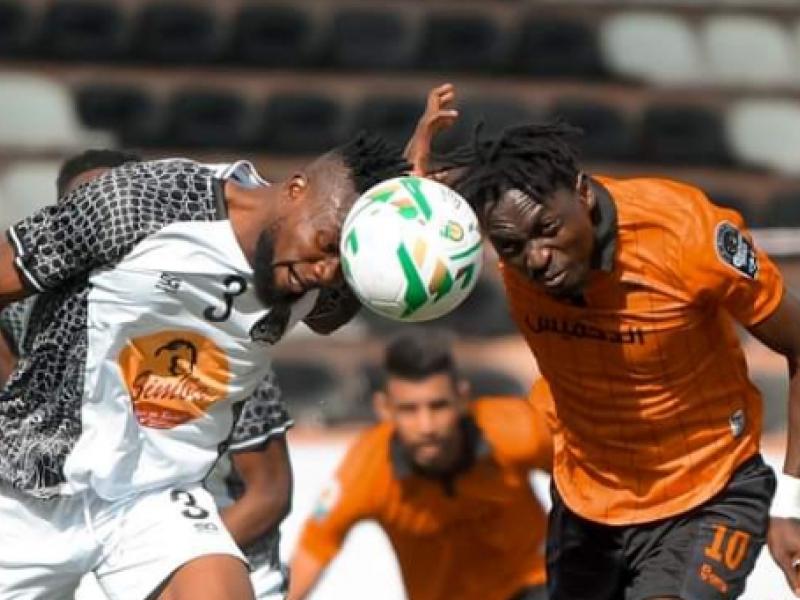 Tandi Mwape en duel avec Chadrack Muzungu lors de la rencontre TPM-RSB disputée à Lubumbashi.