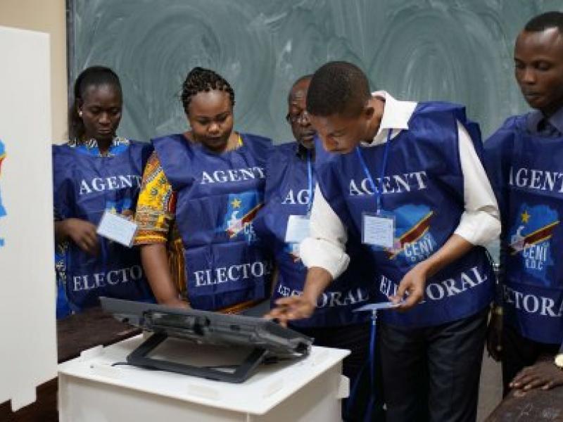 Les agents électoraux expérimentent la machine à voter [Photo d'illustration]