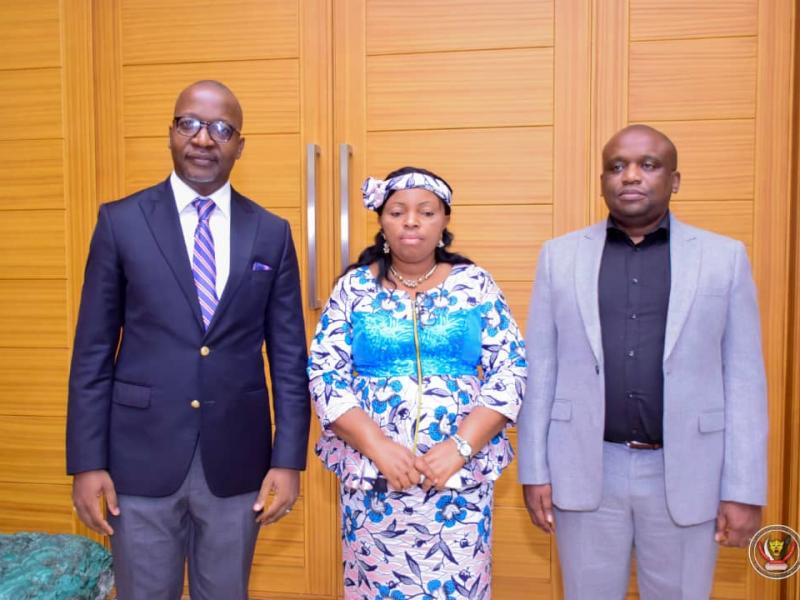 De gauche à droite, le premier vice-président du sénat Eddy Mundela, la vice-gouverneure du Kasaï- oriental Julie Kalenga et le Gouverneur Patrick Mathias Kabeya