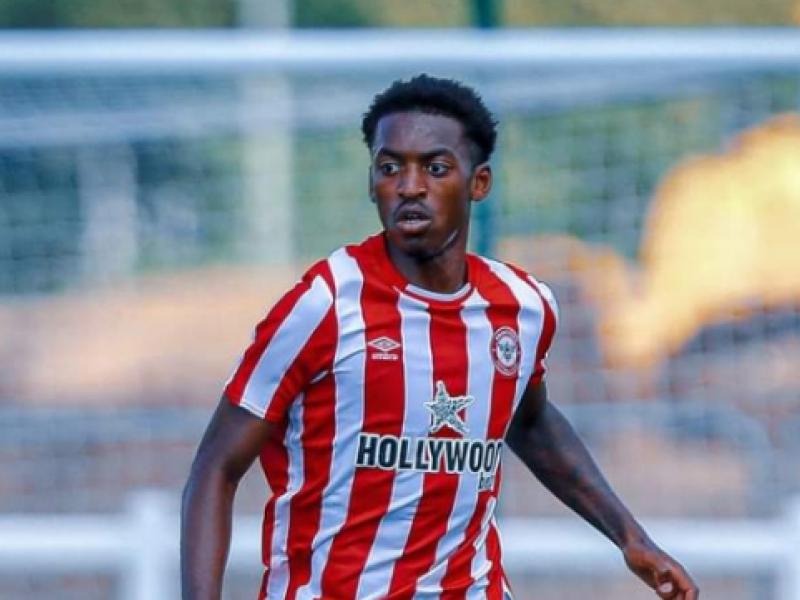 Edmond-Paris Maghoma sous les couleurs de Brentford FC.