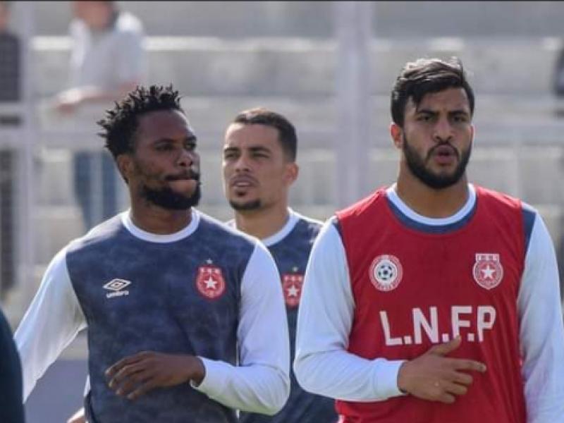 Vinny Bongonga et son coéquipier de l'Etoile Sportive du Sahel à l'échauffement d'avant-match.