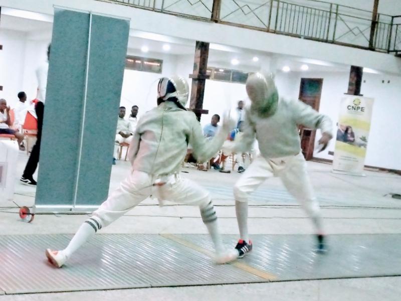 Un combat d'escrime disputé au complexe Maisha Park de Kinshasa.