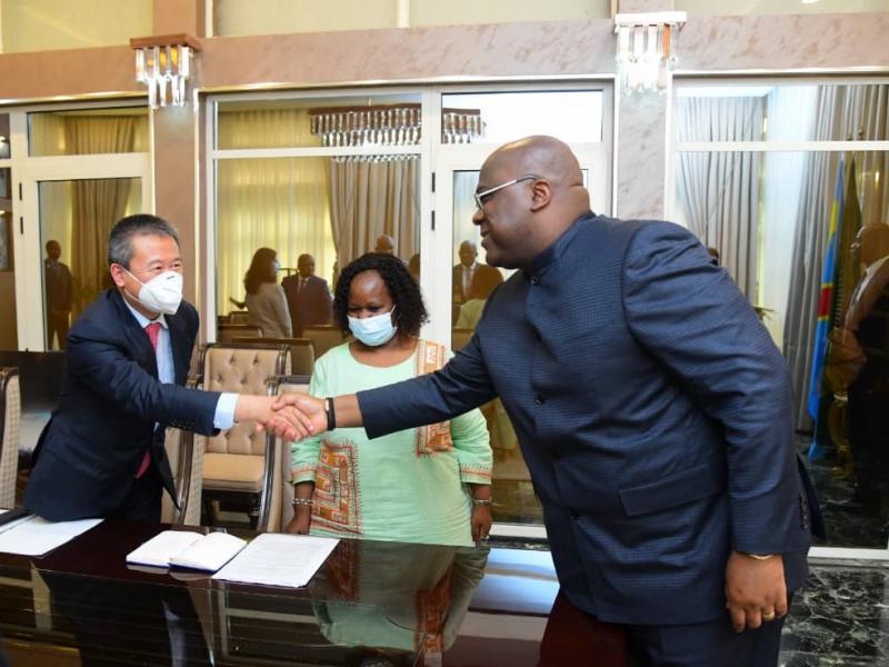 Le président Félix Tshisekedi et l'envoyé spécial de l'ONU pour la région des grands lacs Huang Xia accompagné de Mme Bintou Keita, cheffe de la MONUSCO