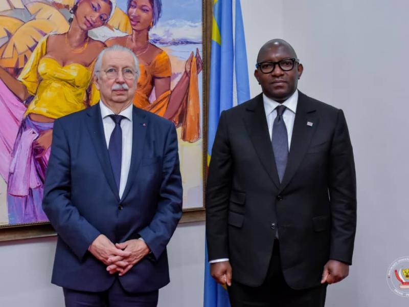 De gauche à droite, le ministre d'État belge André Flahaut et le premier ministre Sama Lukonde