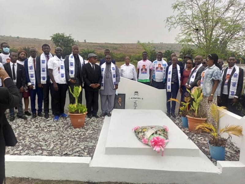 Quelques membres de l'URR et du CR s'inclinent devant la tombe de feu Patriarche Kitenge Yesu