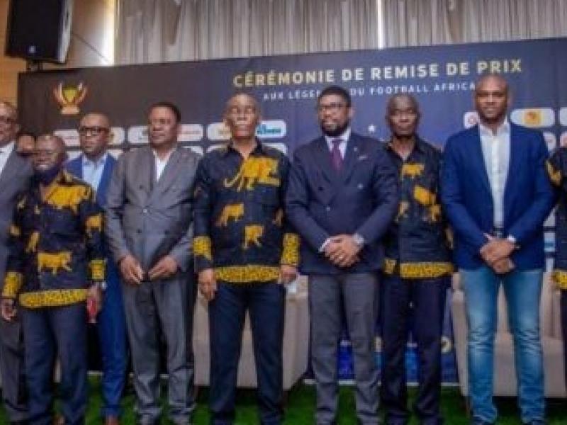 Serge Nkonde entouré de Shabani Nonda, Ilunga Herita, Trésor Lualua, Amadou Diaby et d'autres personnalités.