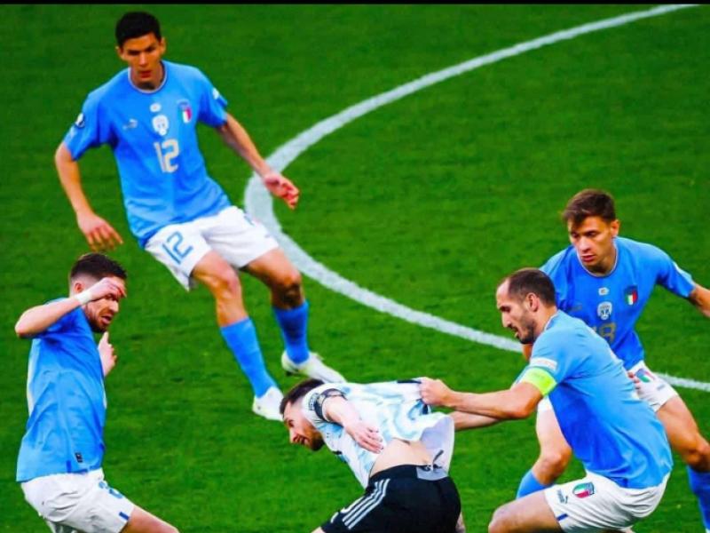 Lionel Messi en duel avec quatre joueurs Italiens lors de la finalissima.