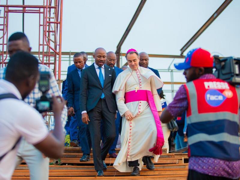 Le Porte-parole du gouvernement, Patrick Muyaya et le Nonce Apostolique, Représentant du Pape François en RDC visitent le site de Ndolo où le Souverain pontife va dire la Sainte messe, le dimanche 03 juillet 2022