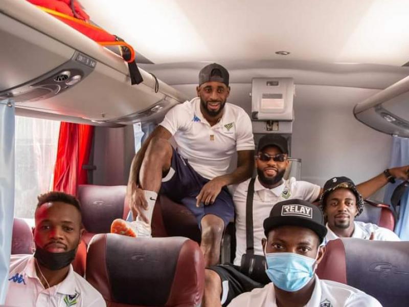 Les joueurs gabonais à bord d'un avion à Barcelone.