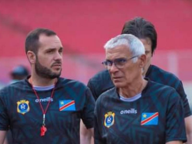 Hector Cúper et les membres de son staff technique lors d'une séance d'entraînement des Léopards au stade des martyrs de Kinshasa.