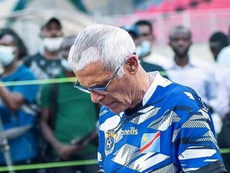 Hector Cúper, lors d'une séance d'entraînement de l'équipe nationale de la RDC, au stade des martyrs de Kinshasa.
