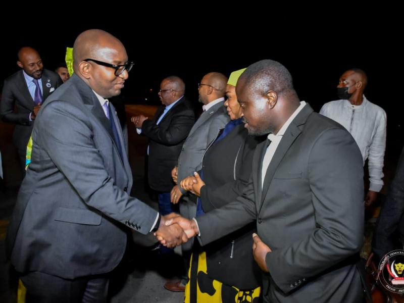 le Premier Sama Lukonde accueilli à Lubumbashi par quelques personnalités venues pour la visite du roi Philippe et Mathilde