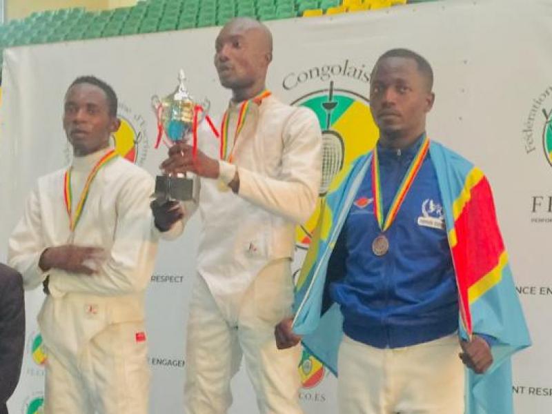 Le médaillé bronze congolais, Djodjo Ntoto et d'autres escrimeurs africans, au tournoi Albert Kaya, à Brazzaville.