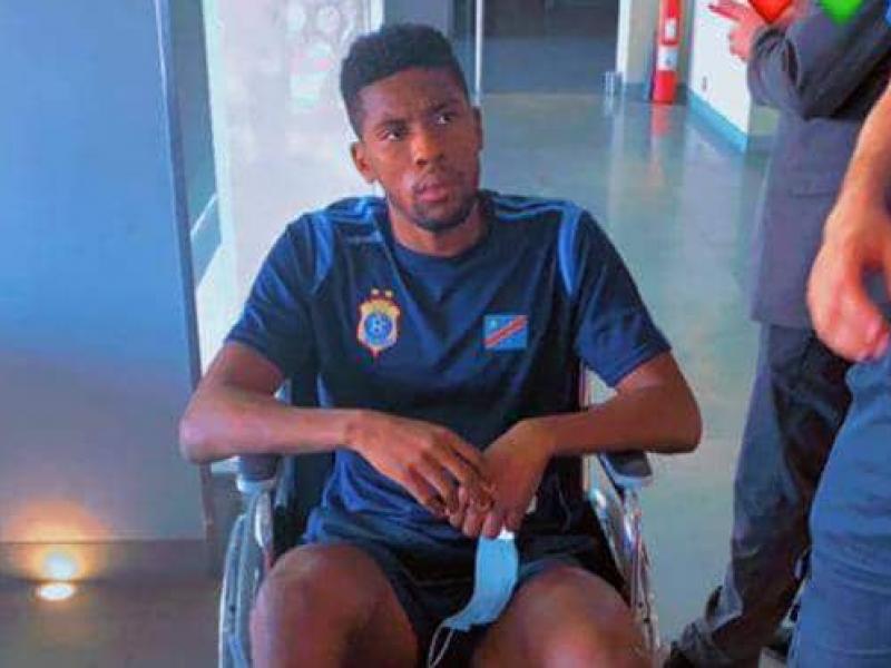 Jephté Kitambala sur une chaise roulante à l'hôpital orthopédique Ben Aknoun d'Alger.