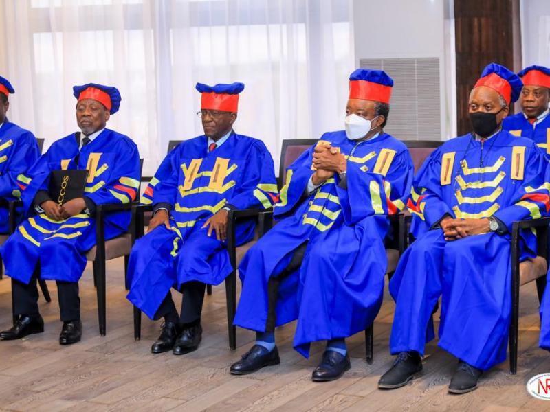 Le Professeur  Jean-Jaçques Muyembe entouré des quelques nouveaux membres de l'Académie Congolaise des Sciences (ACCOS)