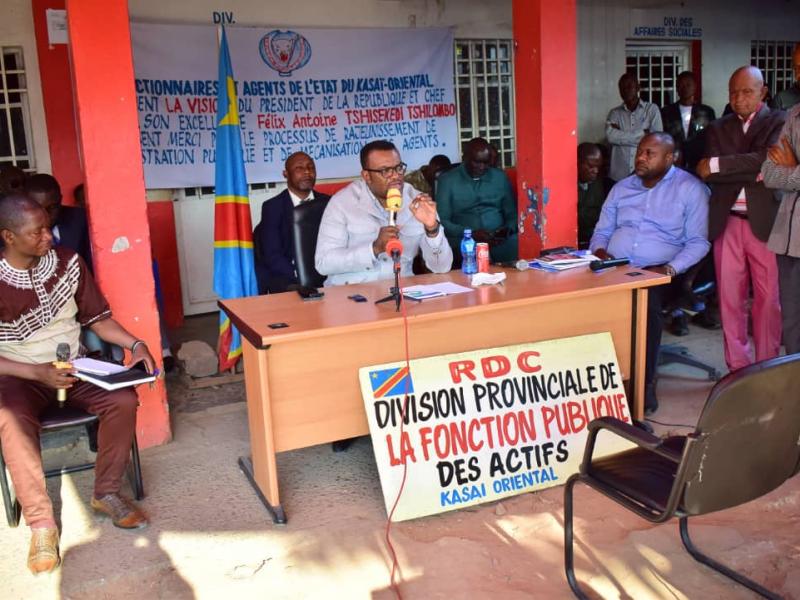 Échange entre le VPM de la fonction publique et les agents de l'administration publique du Kasaï orientale