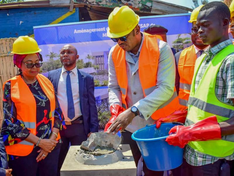 Le Vice-premier ministre Jean-Pierre Lihau pose la première  pierre de construction du bâtiment de la CNSSAP