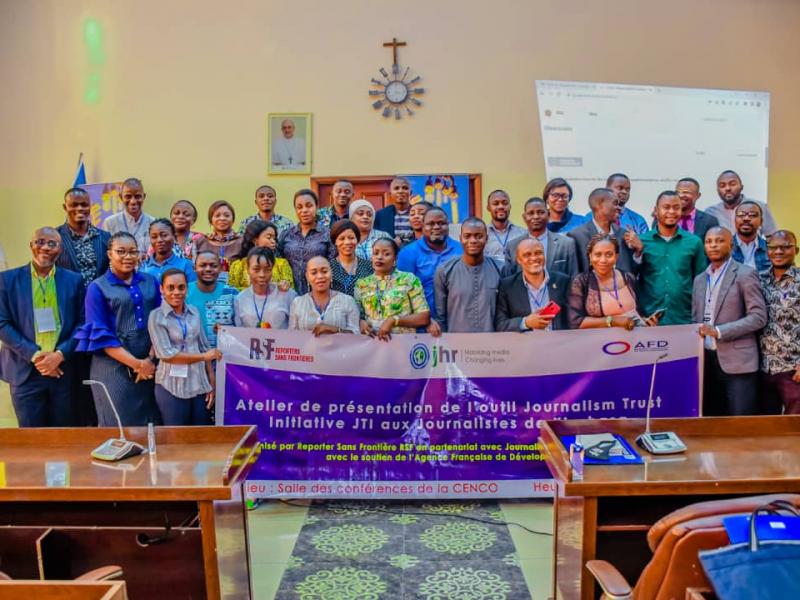 Photo de famille des formateurs (Reporter Sans Frontières) et les patrons des médias de Kinshasa (Participants)