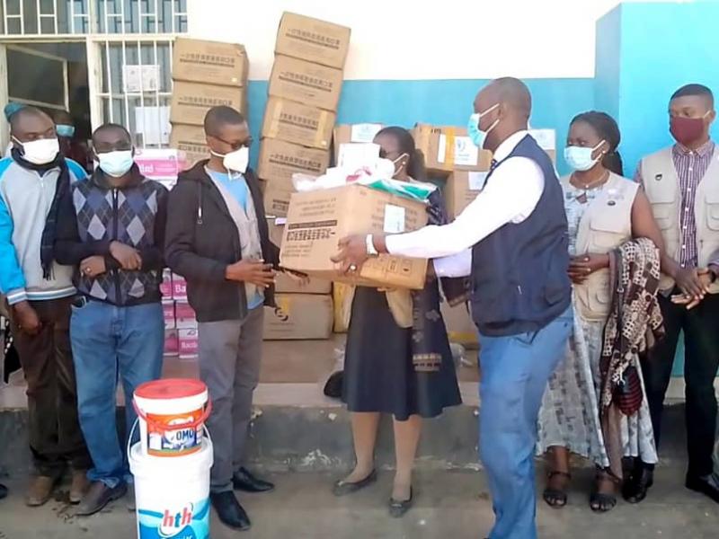 L'équipe de la Division provinciale de la Santé du Lualaba reçoit de l'équipe de l'OMS et du STR un lot de matériel, médicament et intrants de laboratoire